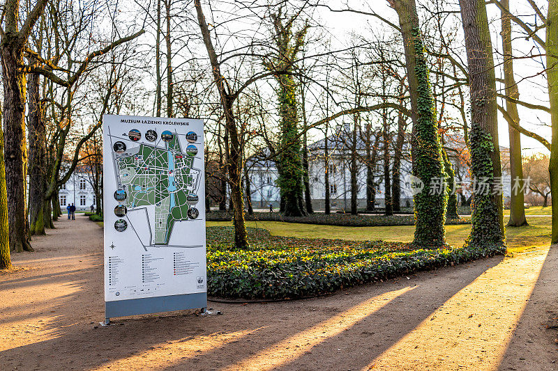 Warszawa Lazienki或皇家浴场公园与博物馆和宫殿建筑的地图板